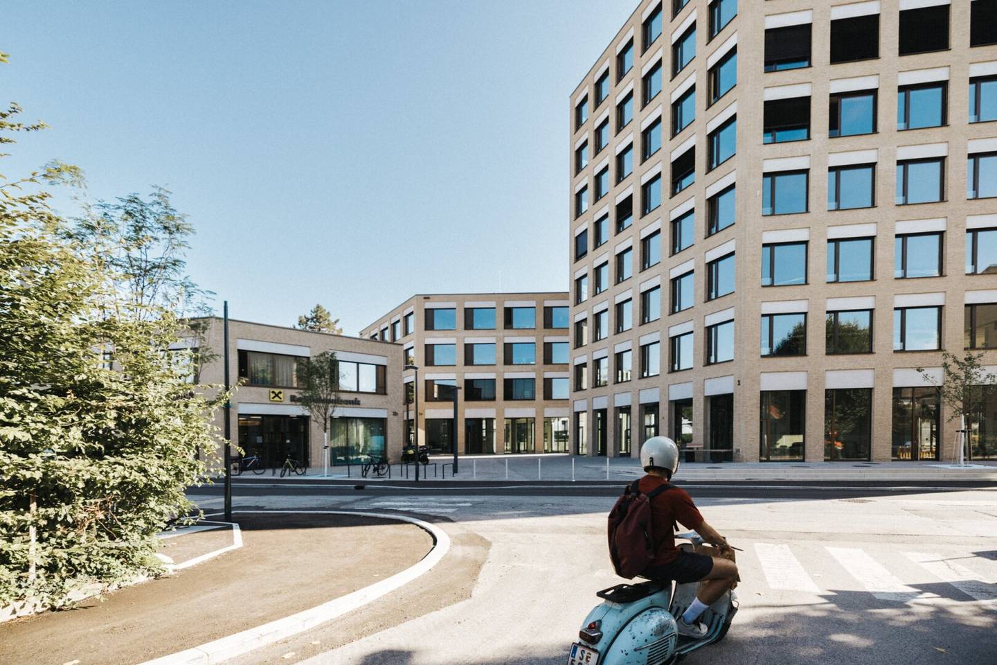 Coworking unit with air conditioning and underground parking