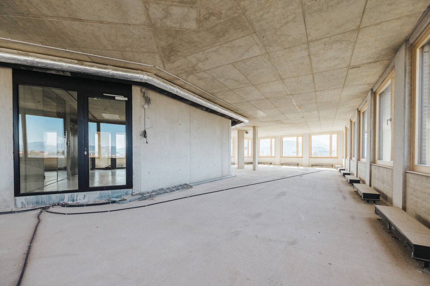 Coworking unit with air conditioning and underground parking
