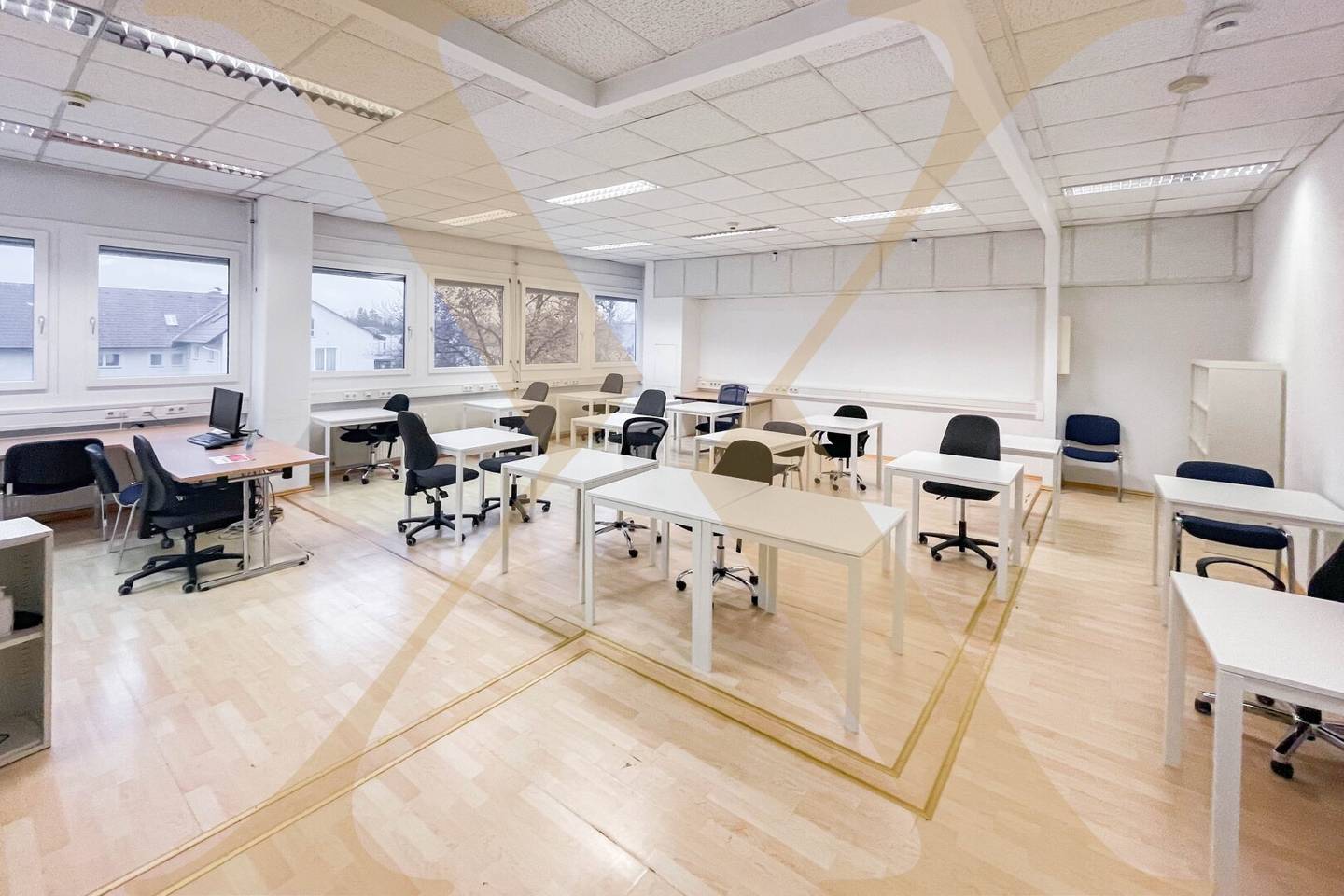 Perfect office space with storage in Traun for rent, divisible on request