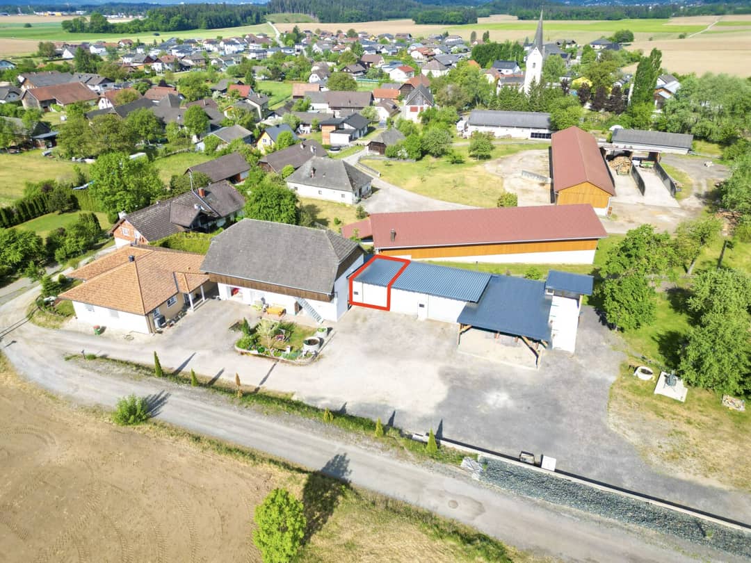 Versatile garage with distant view in Leibsdorf