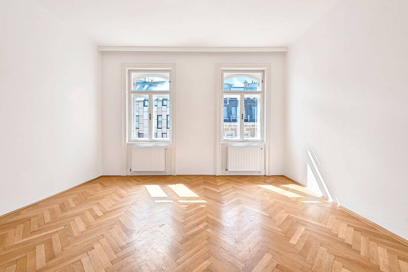 Compact Altbau apartment with separate parquet floor in the 5th district