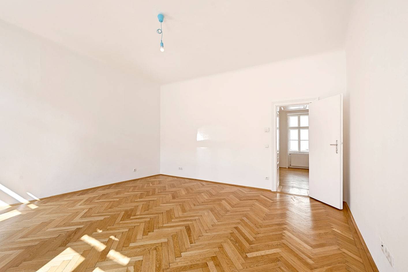 Compact Altbau apartment with separate parquet floor in the 5th district