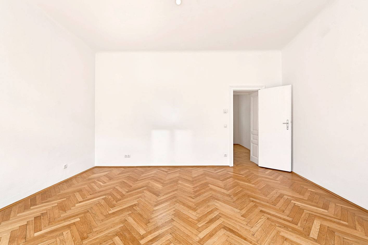 Compact Altbau apartment with separate parquet floor in the 5th district