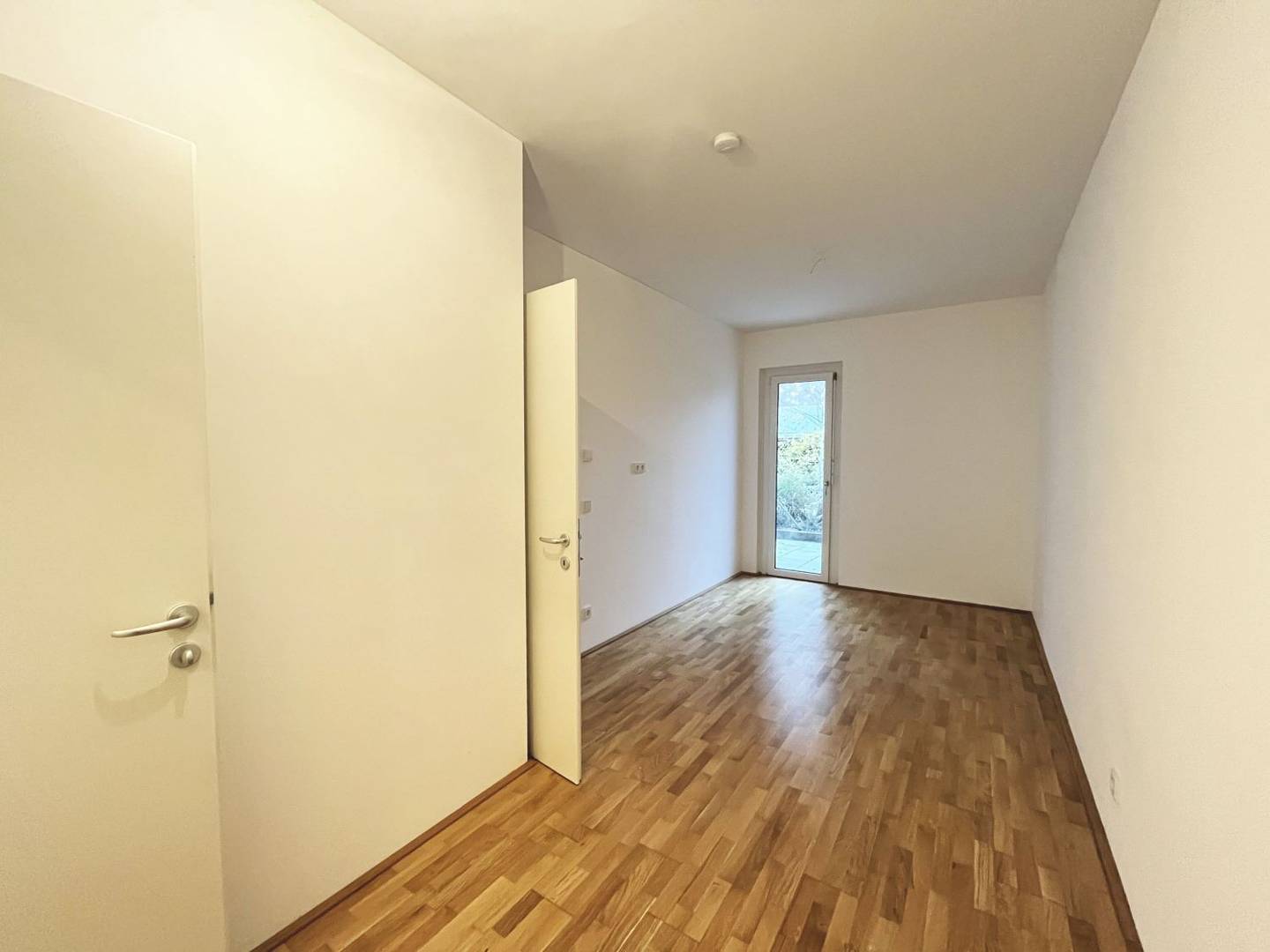 Helle Erdgeschosswohnung mit Terrasse und Parkettboden