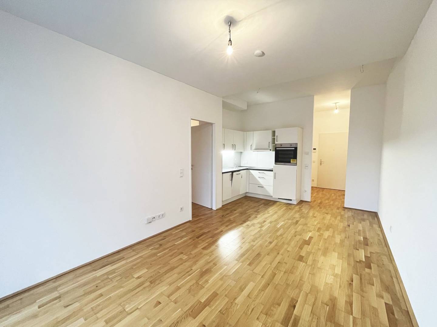 Helle Erdgeschosswohnung mit Terrasse und Parkettboden