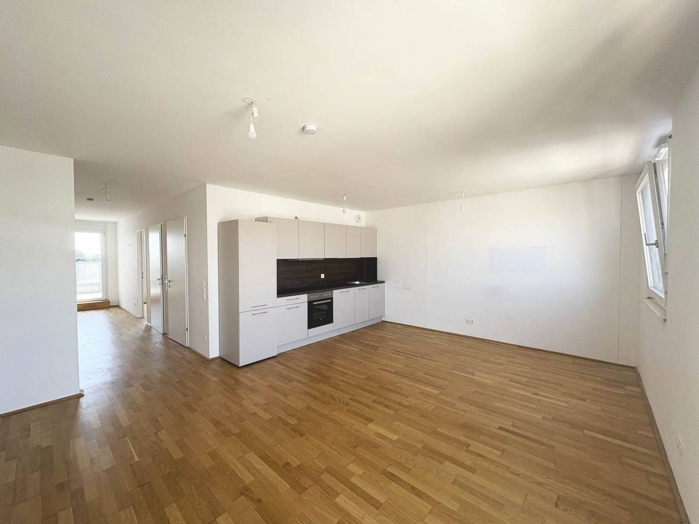 Modern Terrace Apartment with Ceiling Cooling and Parquet