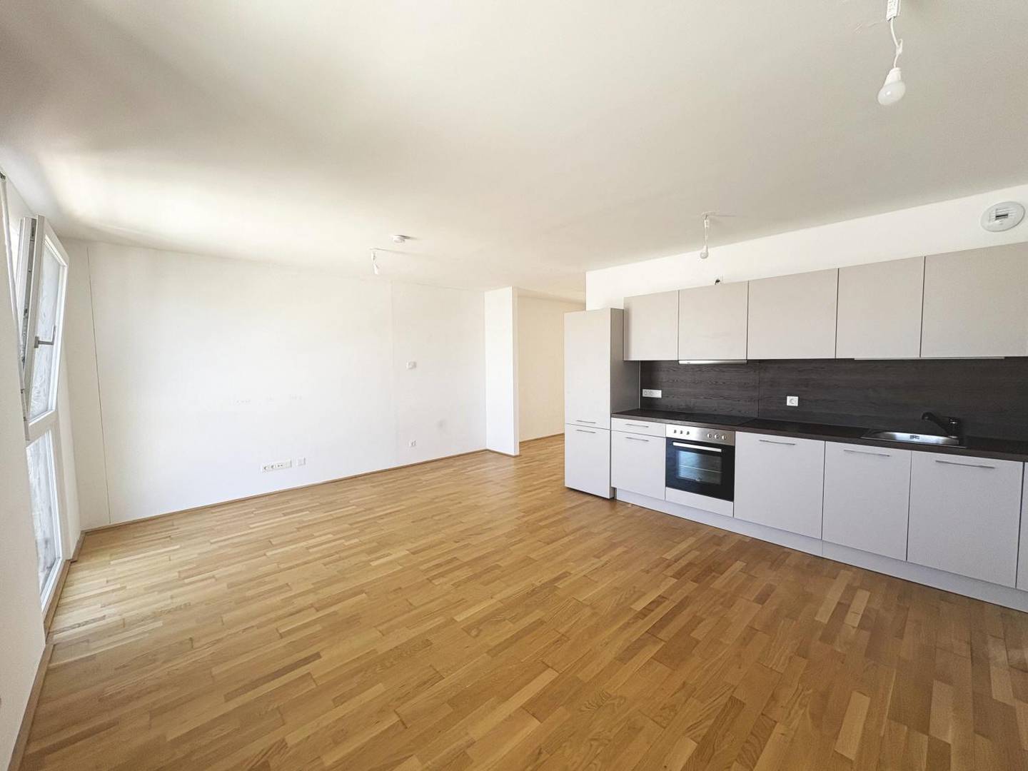 Modern Terrace Apartment with Ceiling Cooling and Parquet