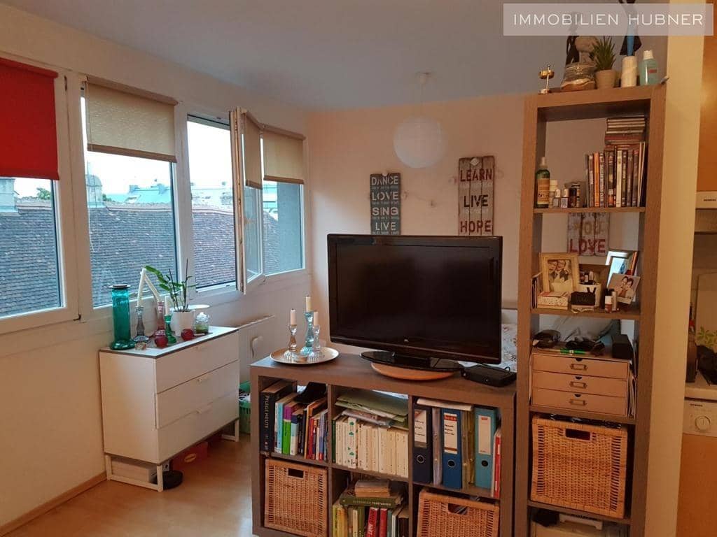 Helle Garçonnière im modernen Neubau mit Aufzug