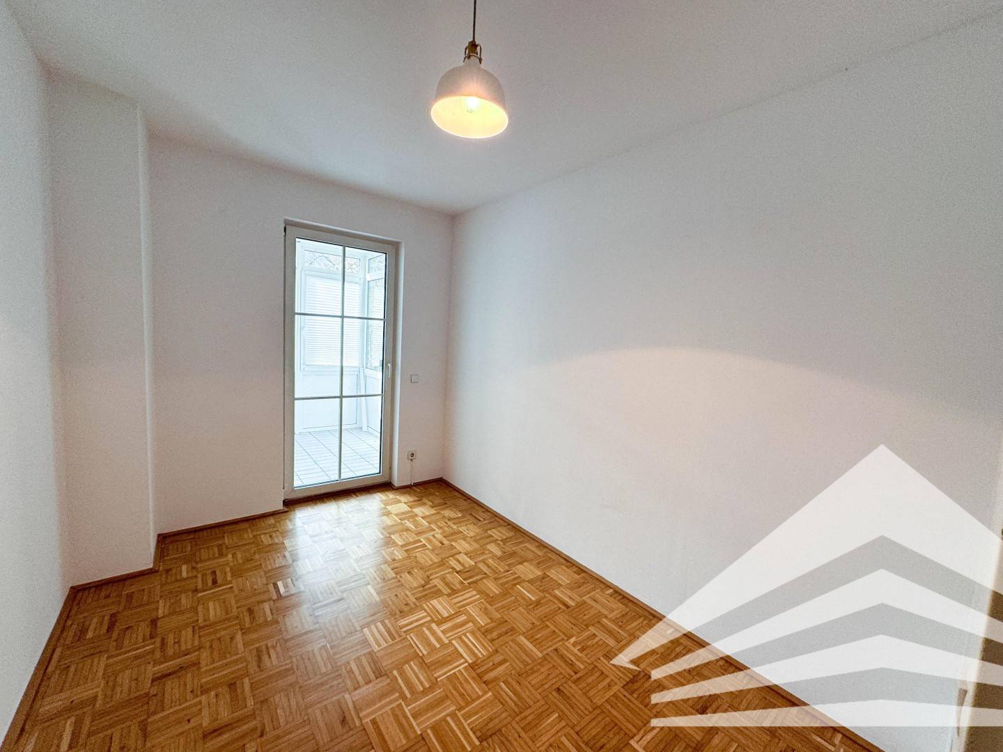 Bright apartment with winter garden and loggia near the Danube