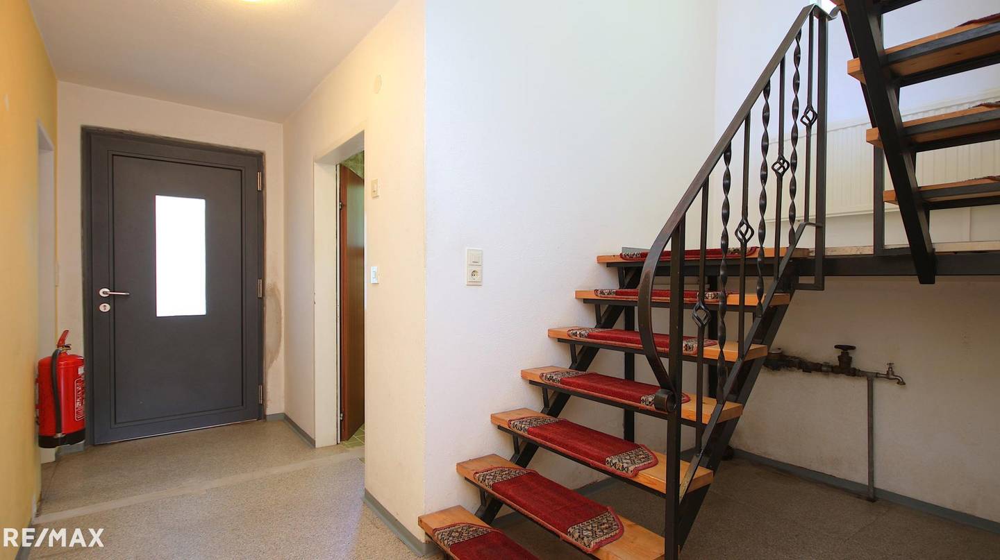 Einfamilienhaus mit Terrasse und großem Grundstück