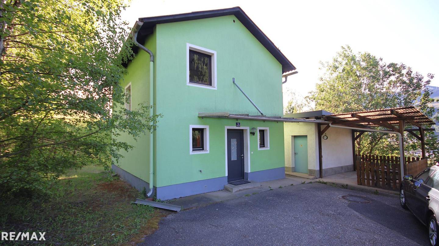 Einfamilienhaus mit Terrasse und großem Grundstück