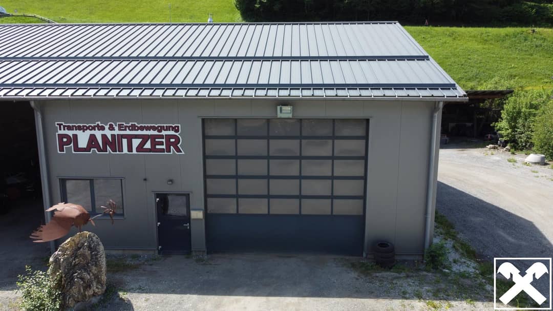 Commercial hall with carport and storage areas in Ramingstein