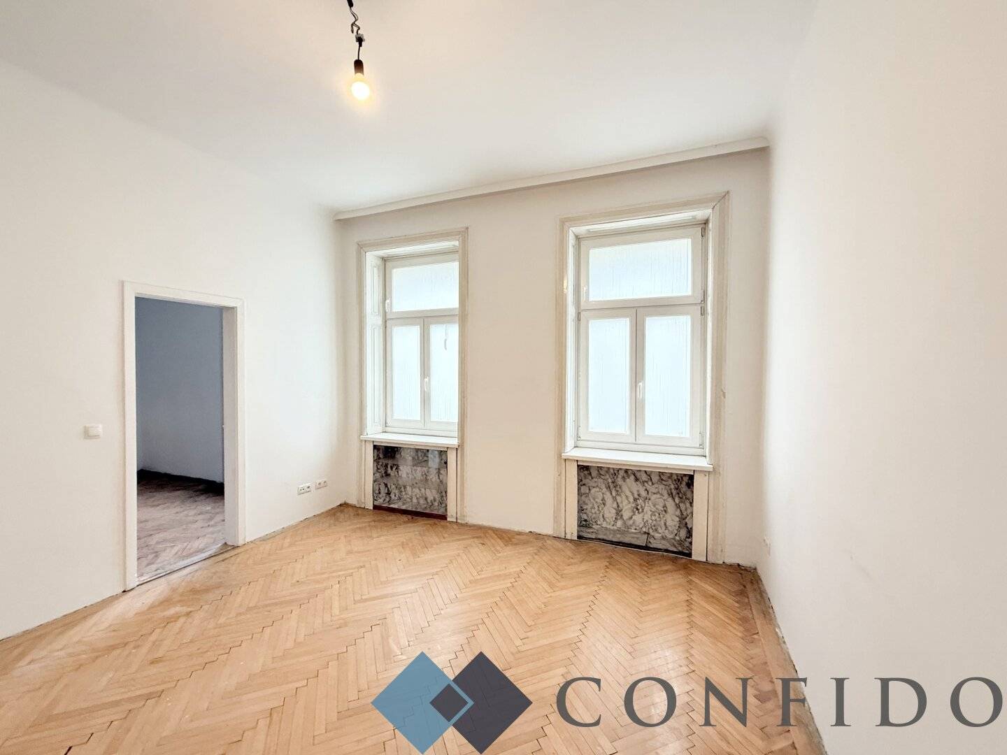 Renovation-Ready Altbau Apartment near Stöberplatz with Park Views