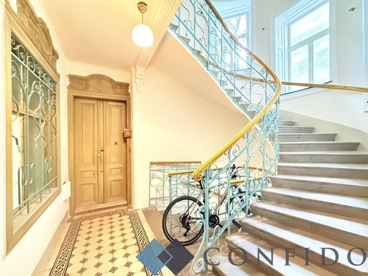 Renovation-Ready Altbau Apartment near Stöberplatz with Park Views