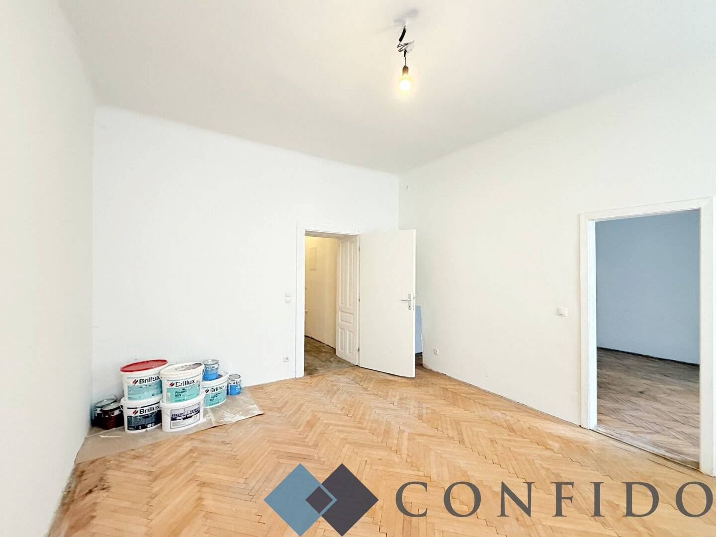 Renovation-Ready Altbau Apartment near Stöberplatz with Park Views
