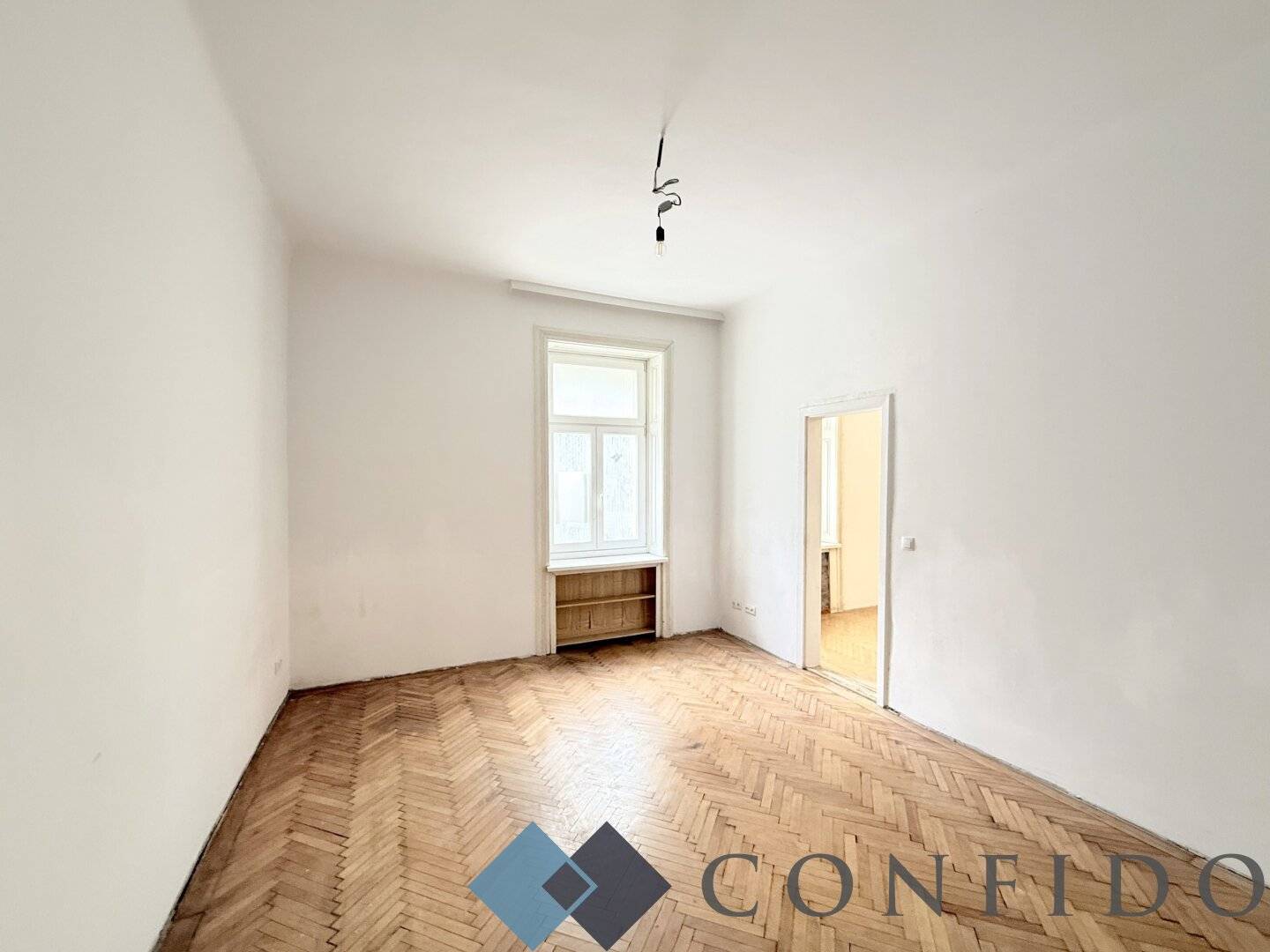 Renovation-Ready Altbau Apartment near Stöberplatz with Park Views