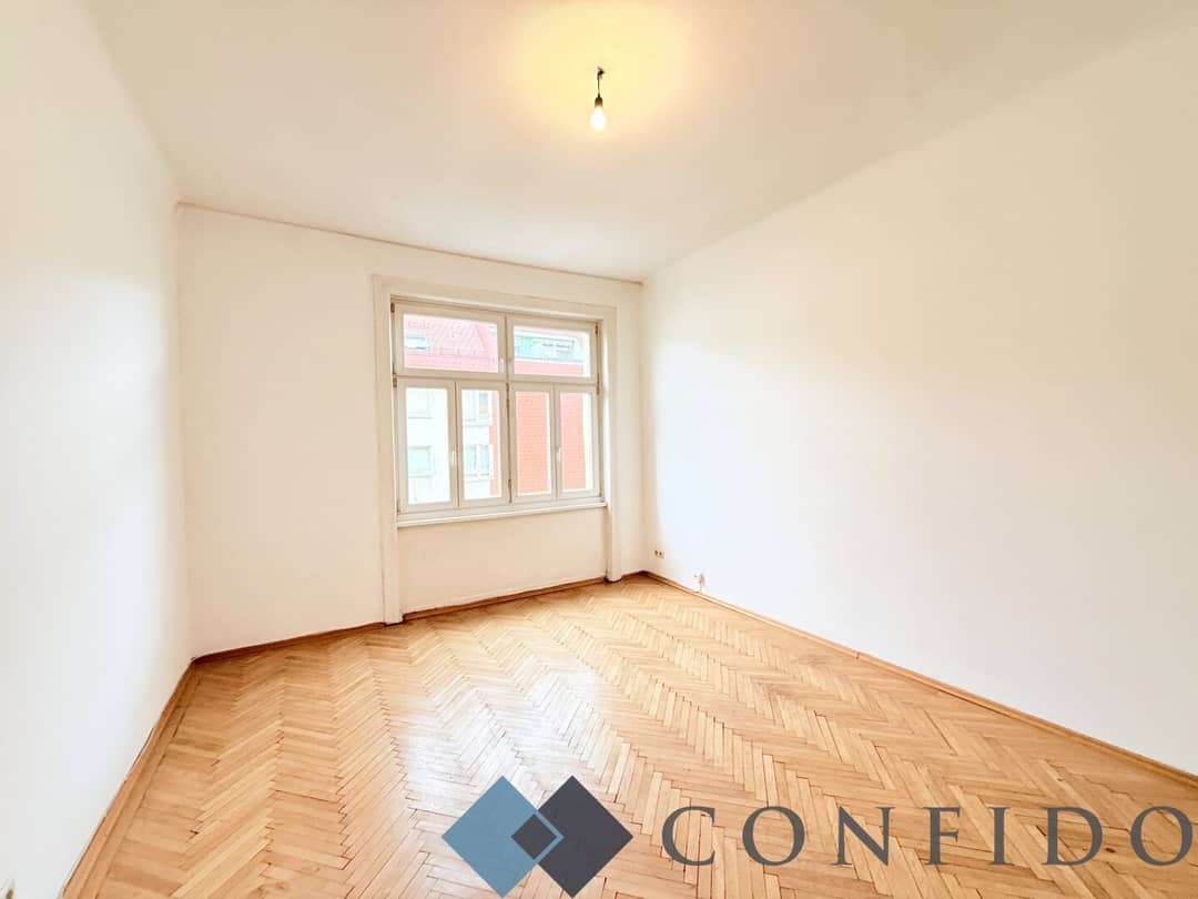 Sanierungsbedürftige Altbauwohnung mit Parkblick am Stöberplatz