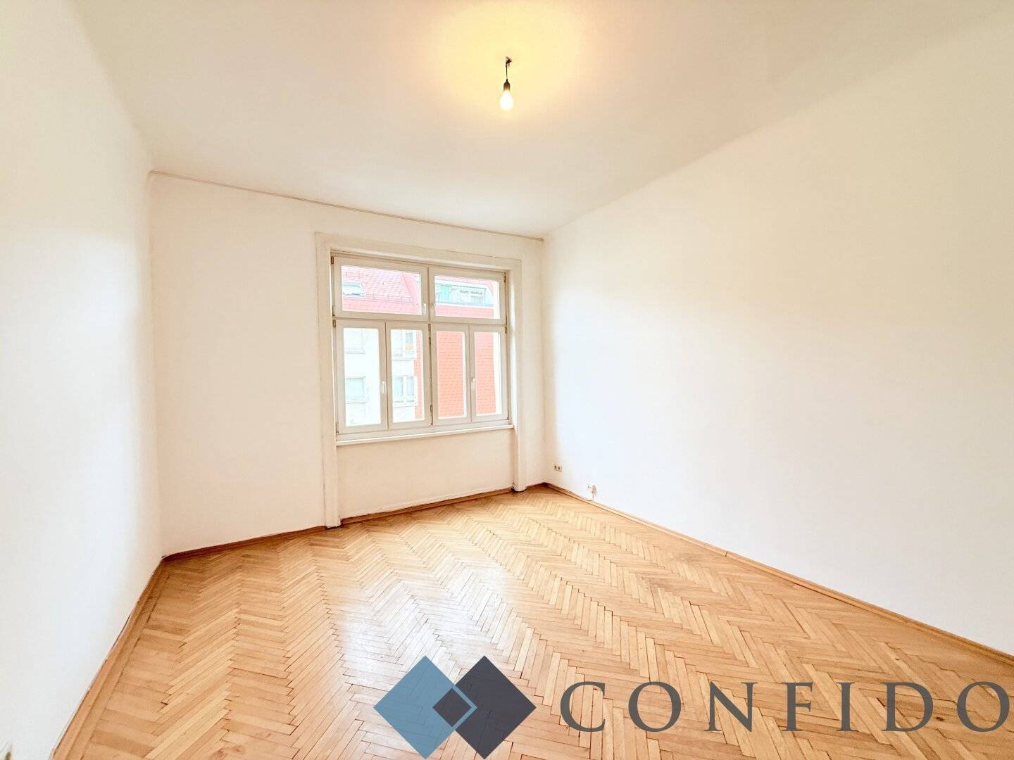 Sanierungsbedürftige Altbauwohnung mit Parkblick am Stöberplatz