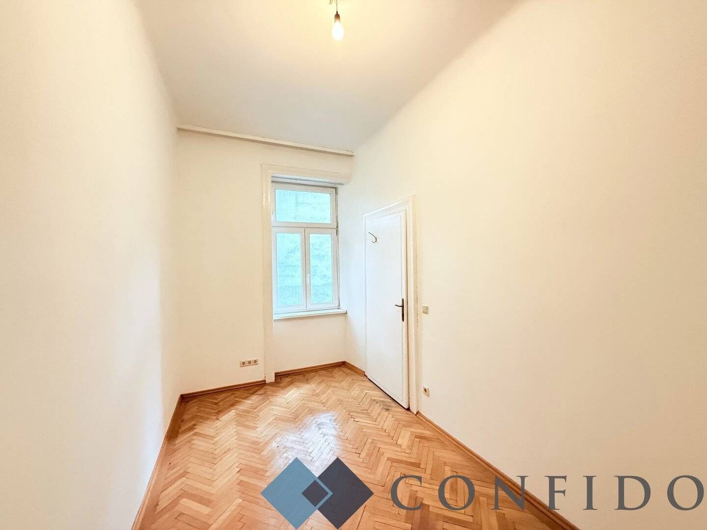 Sanierungsbedürftige Altbauwohnung mit Parkblick am Stöberplatz