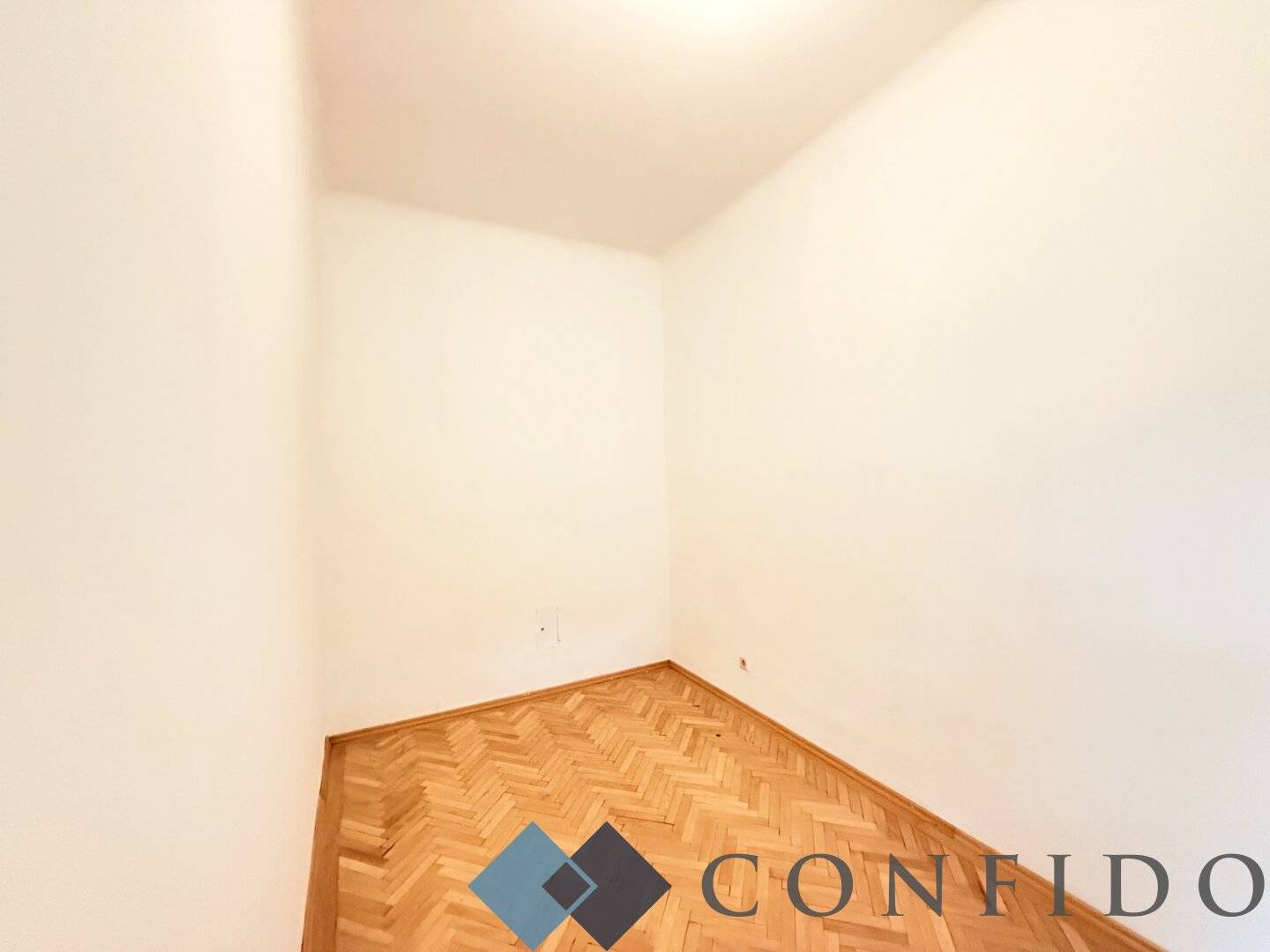 Sanierungsbedürftige Altbauwohnung mit Parkblick am Stöberplatz