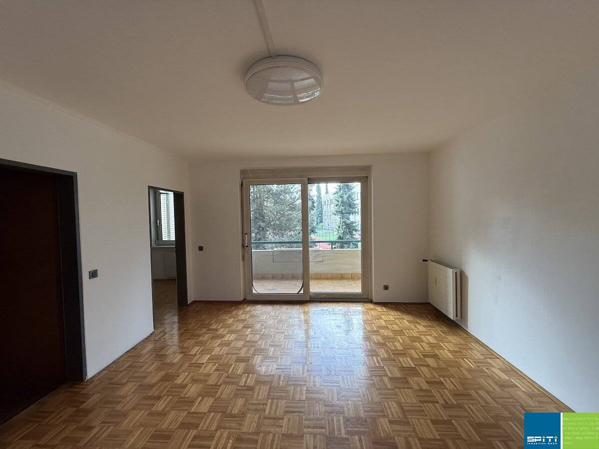 South-facing apartment with loggia and parking space