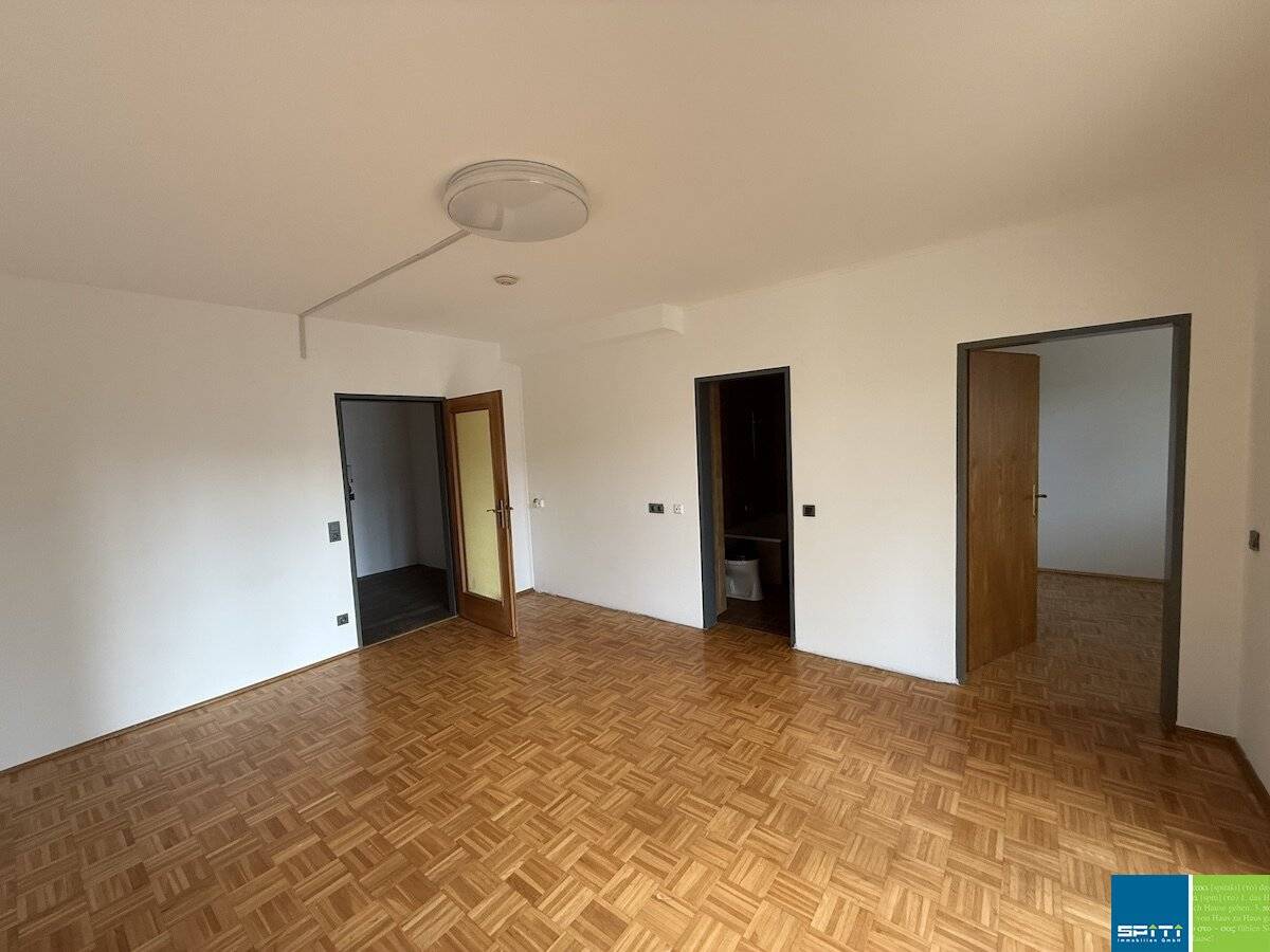 Süd ausgerichtete Wohnung mit Loggia und Parkplatz