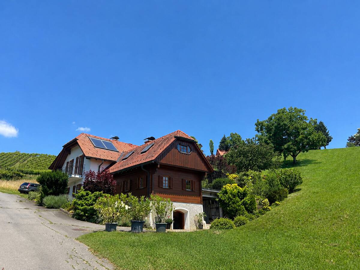Einfamilienhaus mit Terrasse und Garage in Weinlage