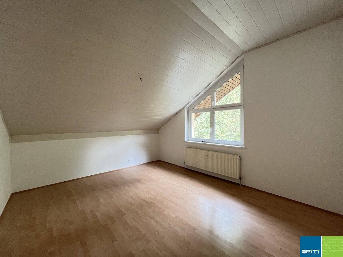 Quiet 2-room apartment with loggia and parking space