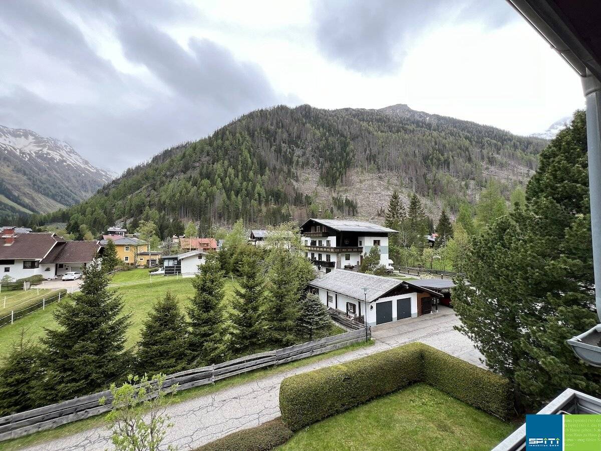 Quiet 2-room apartment with loggia and parking space