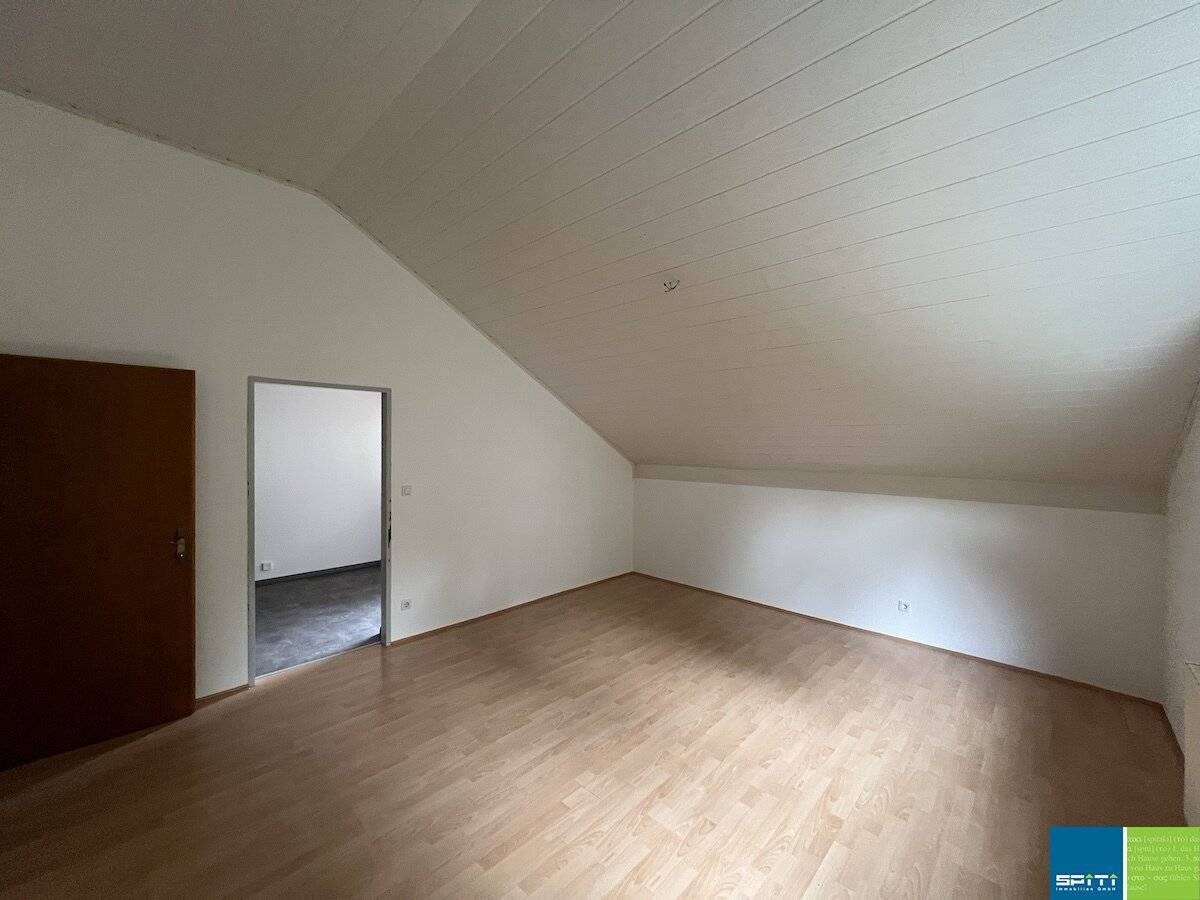 Quiet 2-room apartment with loggia and parking space