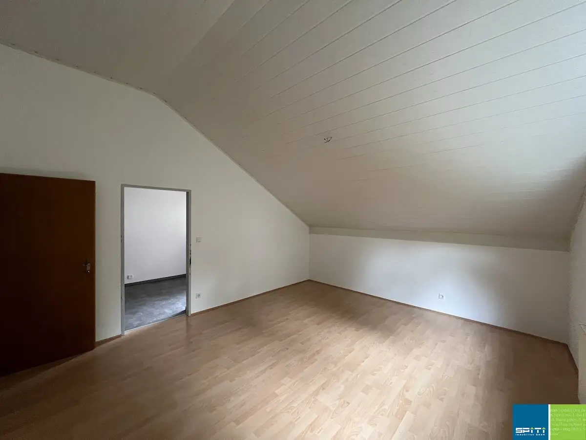 Ruhige 2 Zimmer Wohnung mit Loggia und Parkplatz