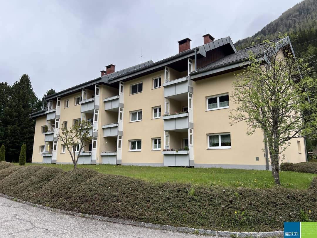 Erdgeschosswohnung mit Loggia und Parkplatz