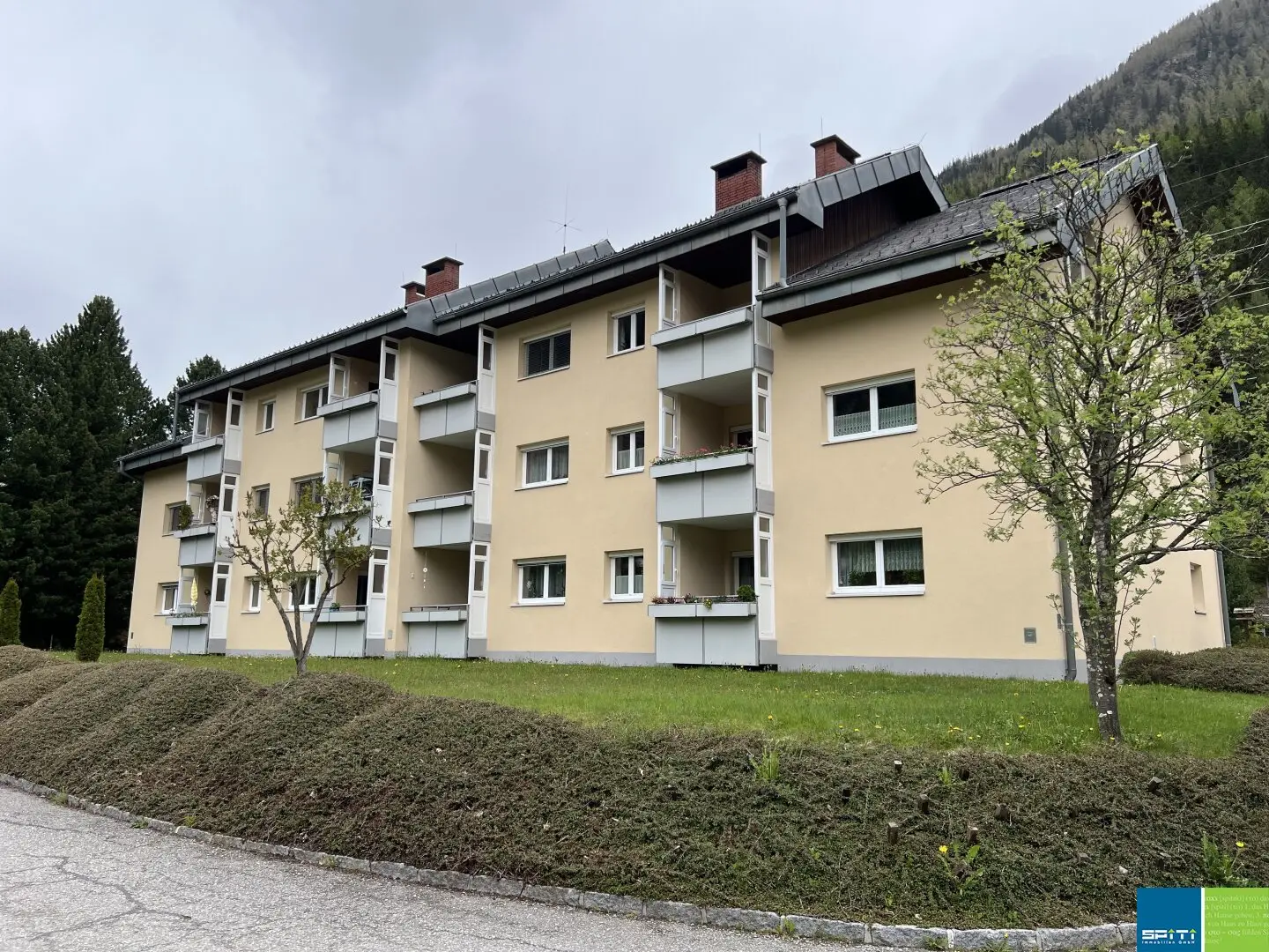 Erdgeschosswohnung mit Loggia und Parkplatz