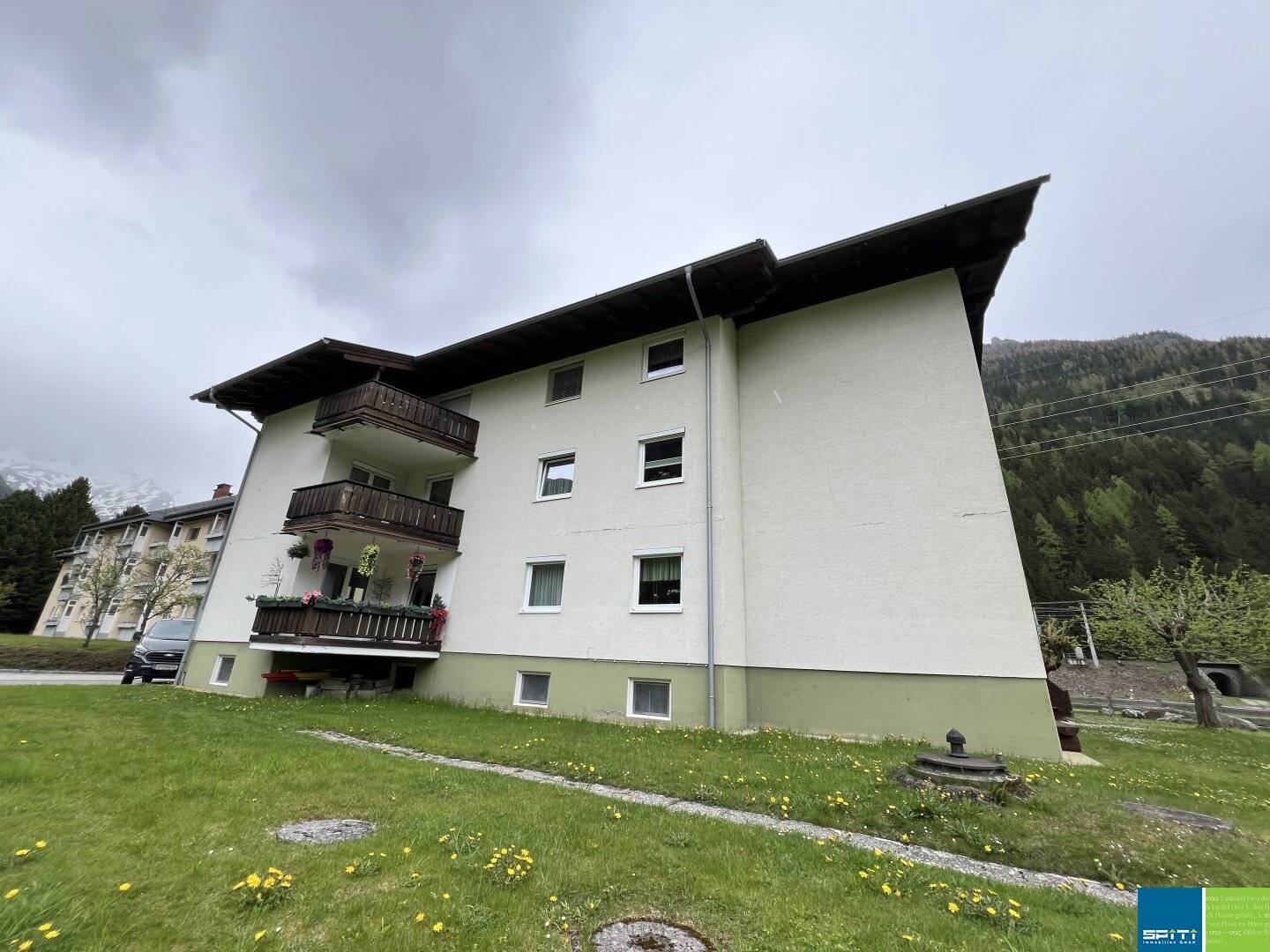 Apartment with balcony and parking in a quiet location