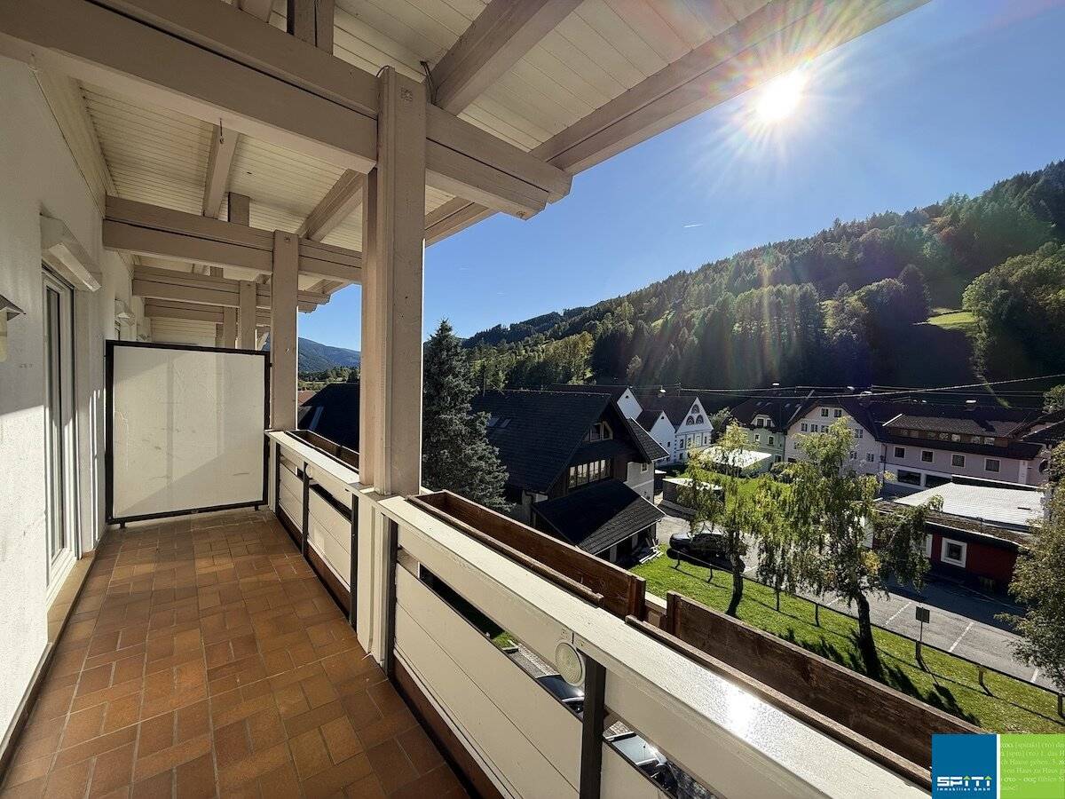 Top floor apartment with loggia and parking space