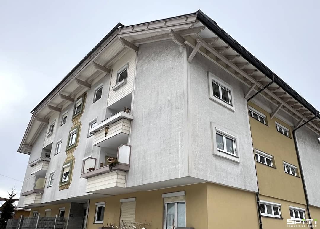 Dachgeschosswohnung mit Kellerabteil und Parkplatz in sonniger Lage