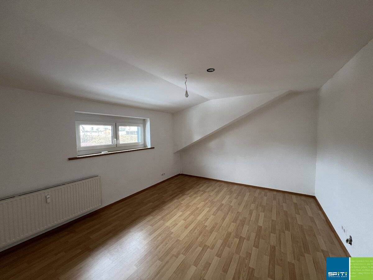 Dachgeschosswohnung mit Kellerabteil und Parkplatz in sonniger Lage