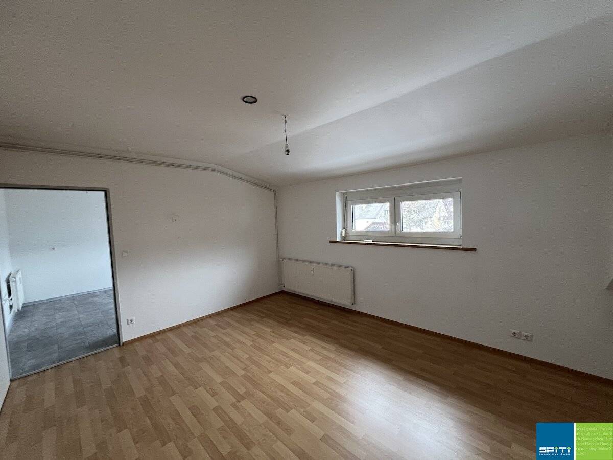 Dachgeschosswohnung mit Kellerabteil und Parkplatz in sonniger Lage
