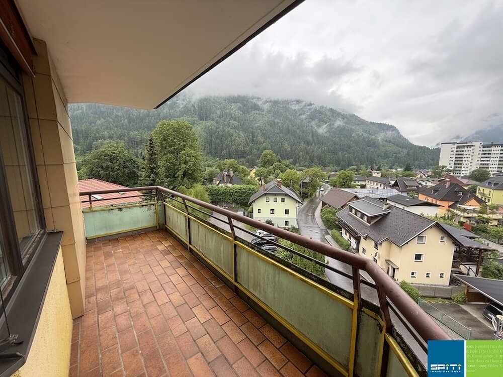 Bright apartment with balcony on the third floor