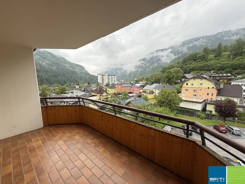 Bright apartment with balcony on the third floor