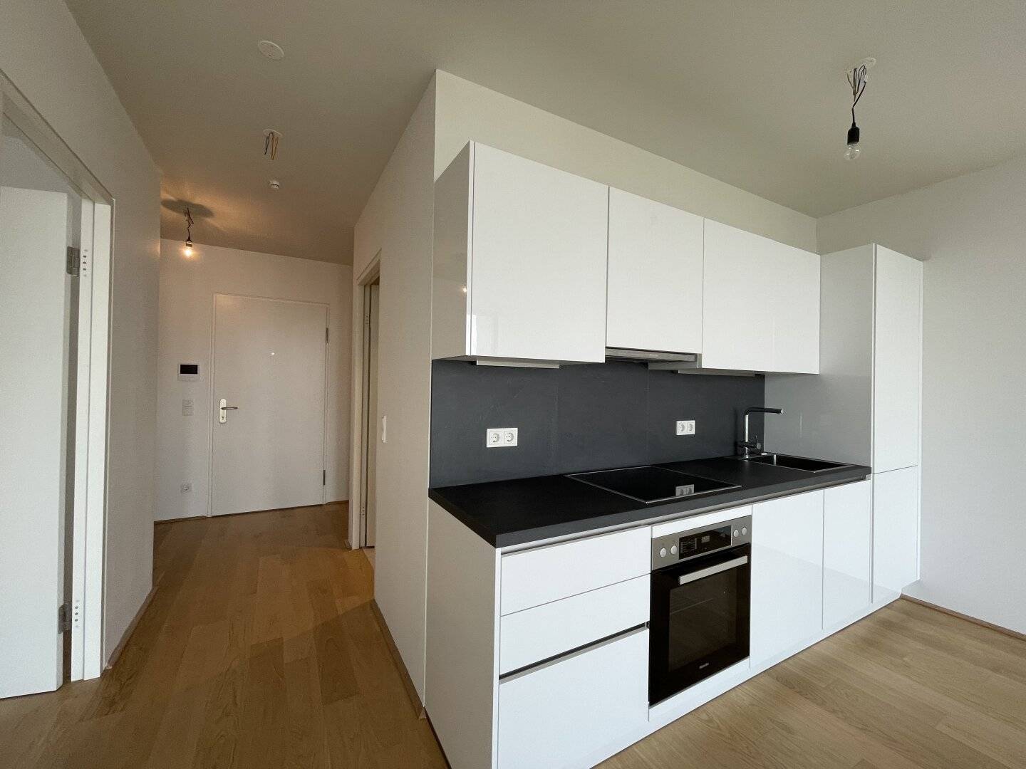 Modern apartment with loggia near Belvedere and main station