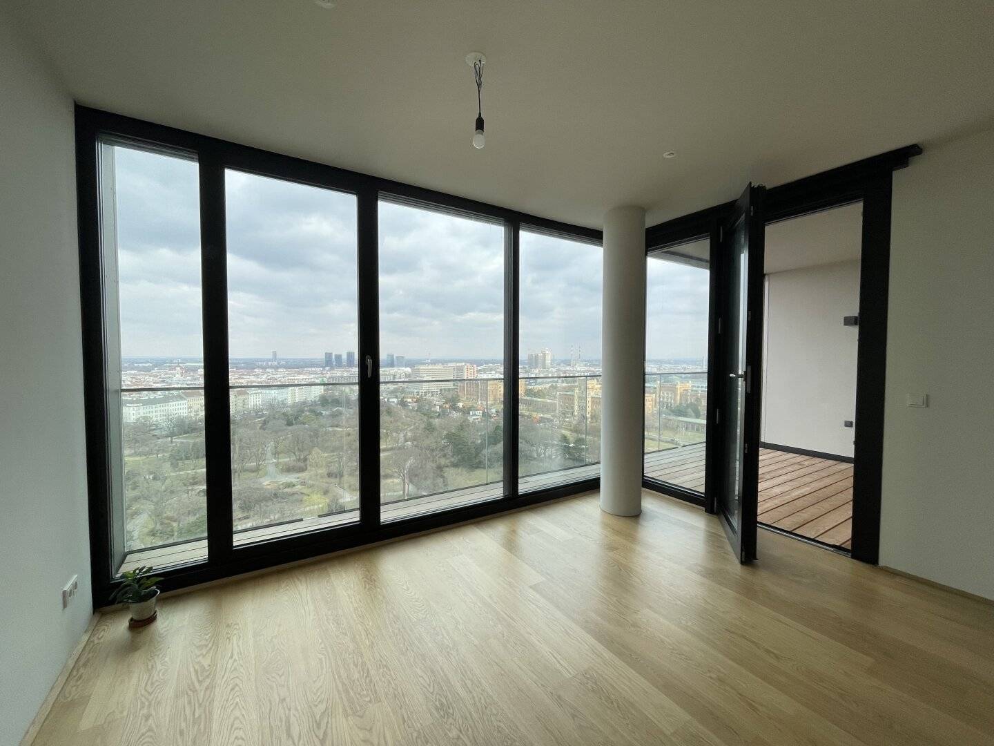 Modern apartment with loggia near Belvedere and main station
