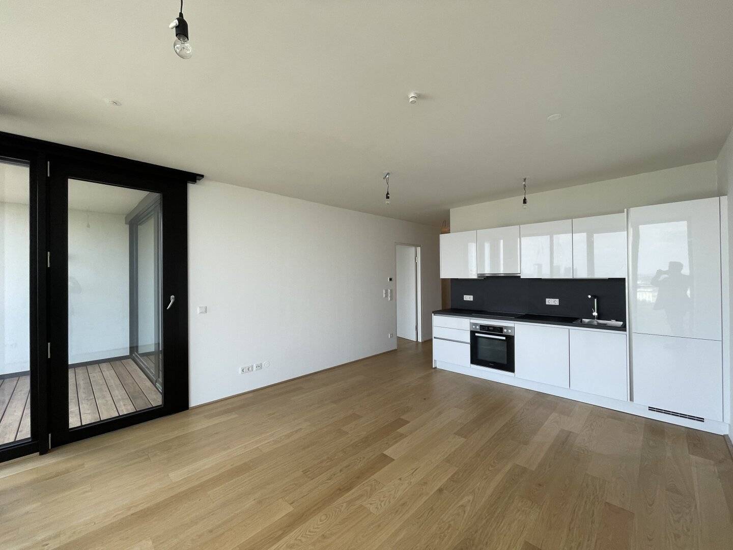 Modern apartment with loggia near Belvedere and main station
