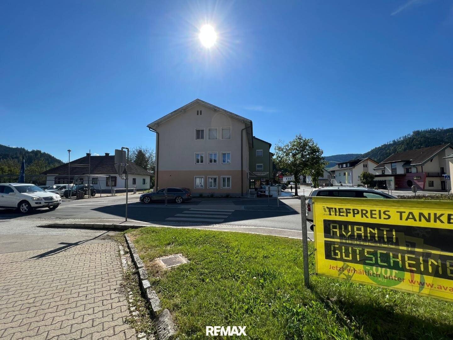 Renditestarkes Mietzinshaus mit acht Stellplätzen