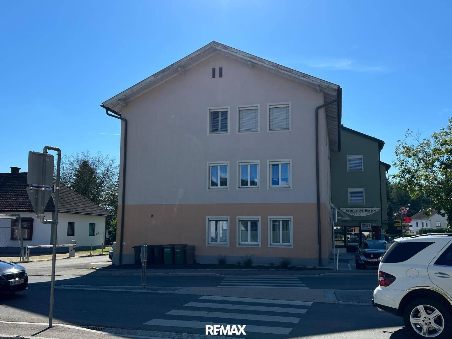 Renditestarkes Mietzinshaus mit acht Stellplätzen