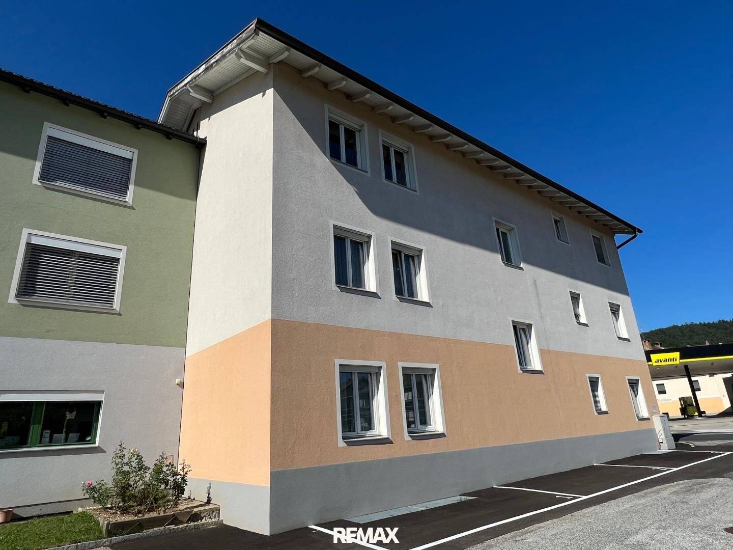 Renditestarkes Mietzinshaus mit acht Stellplätzen