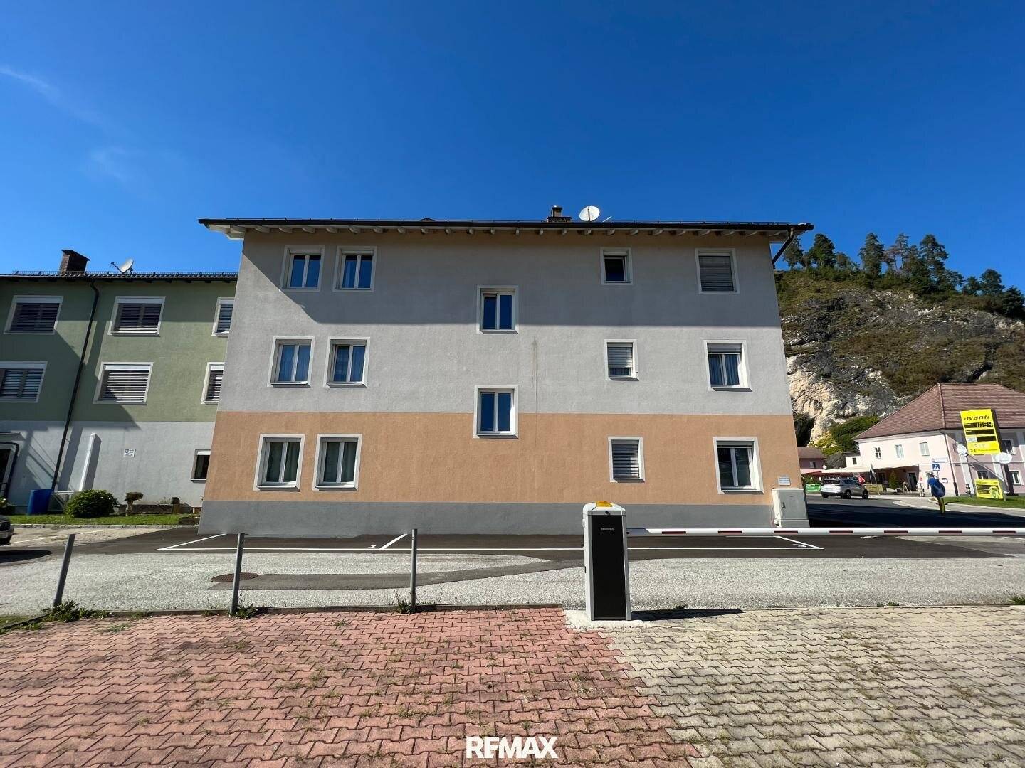 Renditestarkes Mietzinshaus mit acht Stellplätzen