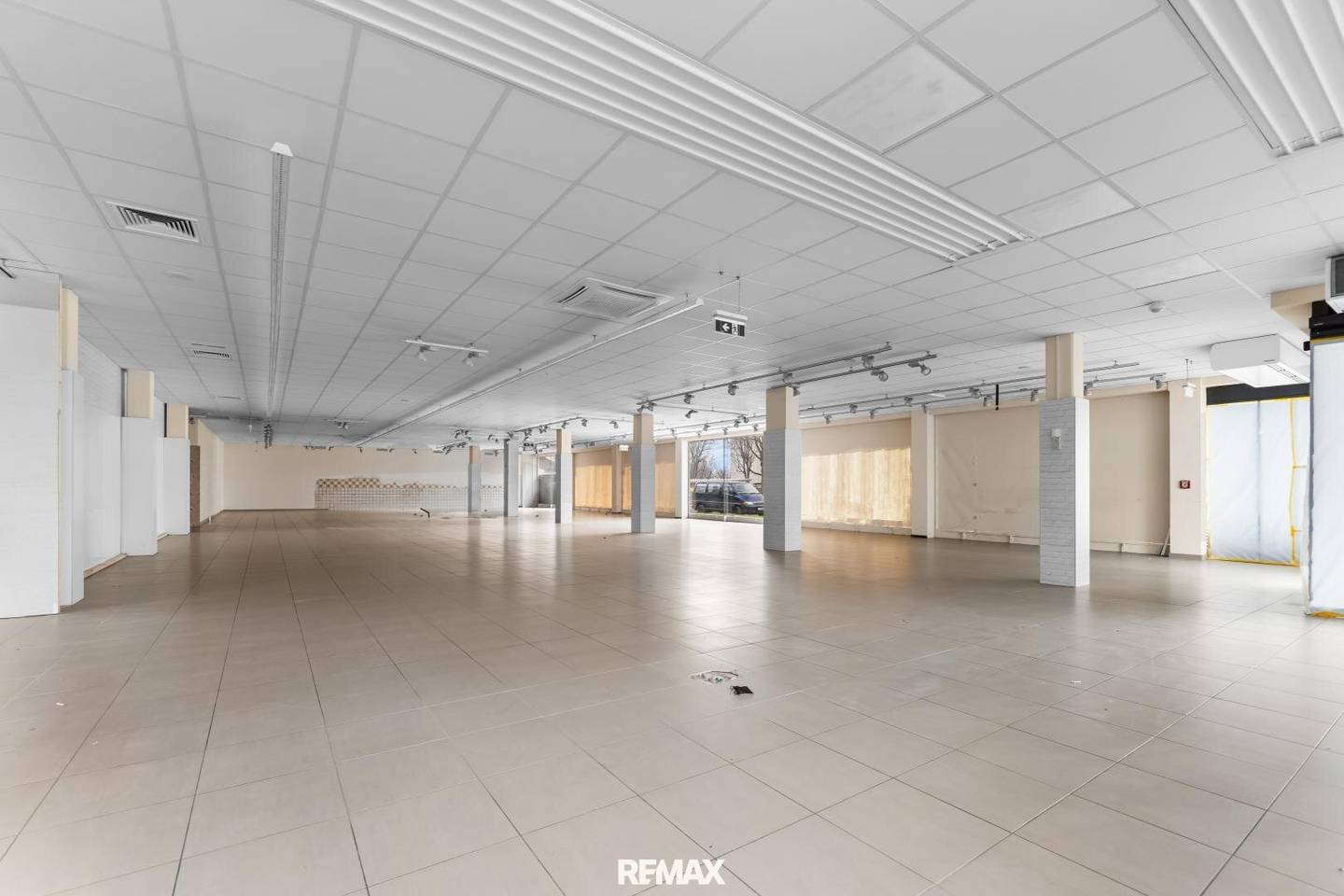 Spacious Retail Unit with Storage in Feschnig