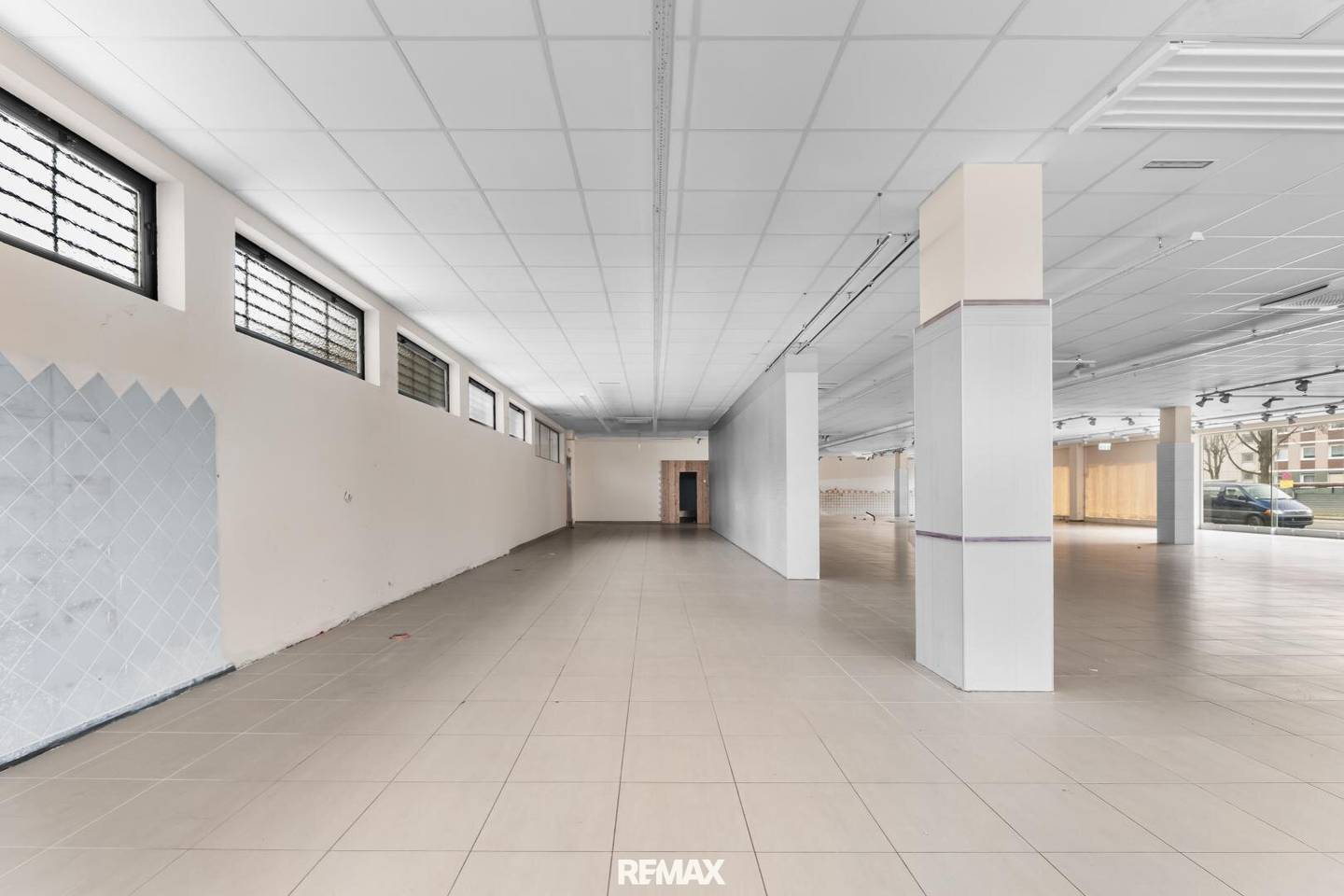 Spacious Retail Unit with Storage in Feschnig