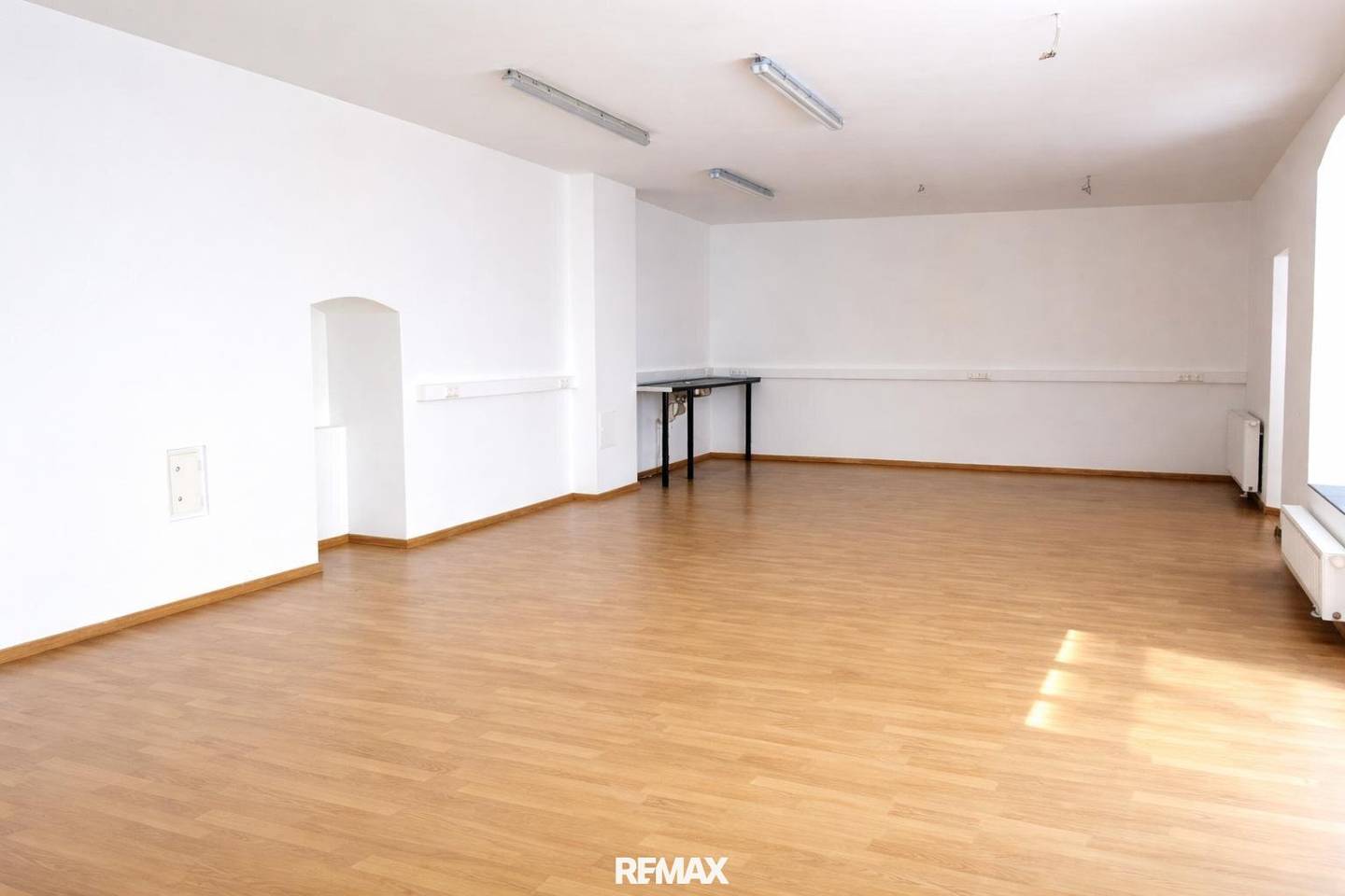 Retail space with courtyard terrace in prime city centre location